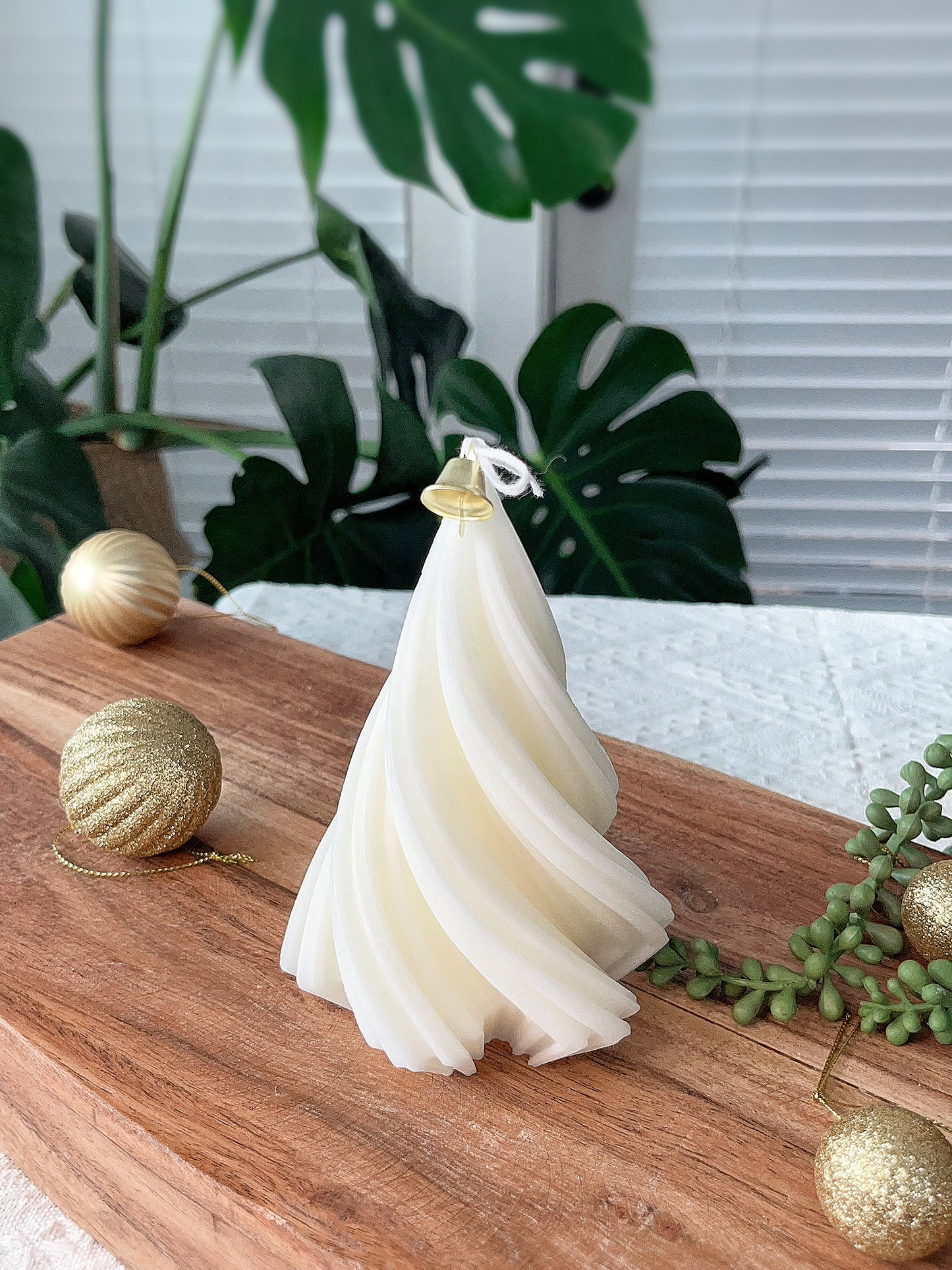 White Christmas Tree Candle - Spiral Abstract